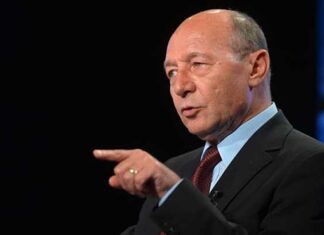 Ce a răspuns Băsescu după ce Iohannis l-a făcut comunist