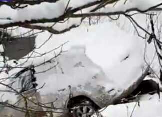 Accident în comuna Siriu. O maşină a derapat într-o râpă.