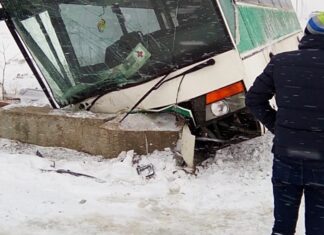 Patru persoane rănite după ce un autobuz a intrat într-un cap de pod