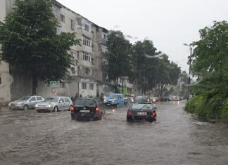 Un şofer a încercat o depăşire pe timp de inundaţie