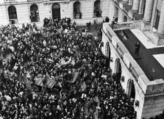 Balconul de unde Ceauşescu a vorbit este astăzi deschis românilor