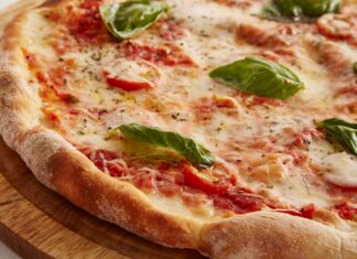 Un curier ar putea sta 18 ani în închisoare pentru că a scuipat pe o pizza