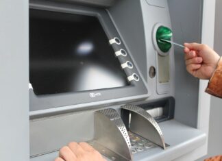 În Sinaia plouă cu bani! Un bancomat aruncat în aer