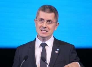 Dar pe noi, românii, ne mai reprezintă cineva?