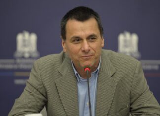 Firea l-a dat afară din funcția de director, de teamă că-i fură locul la primărie