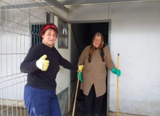 O bătrână de 80 ani, voluntar la un adăpost de animale din Galați