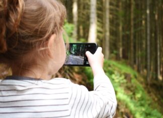 Telefonul mobil: interzis sub vârsta de 18 ani