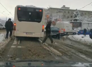 (VIDEO) Un autobuz blochează intersecția, printr-un gest necugetat