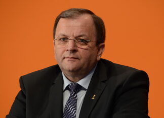 Gheorghe Flutur ne flutură diploma de medic pe sub nas