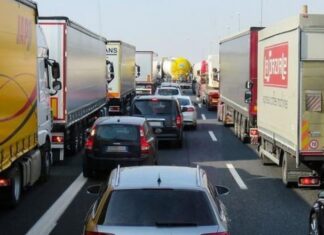 Cozi interminabile la granița dintre Italia și Austria Cozi interminabile la granița dintre Italia și Austria