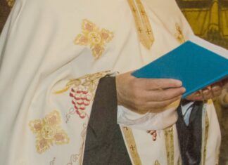 Preotul, polițistul, spirtul și numărătoarea biserica coronavirus jandarmerie