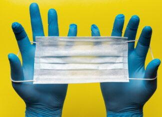 Din luna mai vom găsi măști la Altex