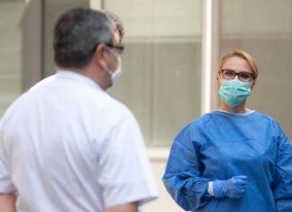 Firea dăruiește halate și mănuși medicilor de familie