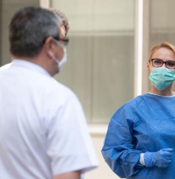 Firea dăruiește halate și mănuși medicilor de familie