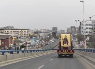 Cum să pupi de la distanță moaștele Sfântului Dimitrie cel Nou