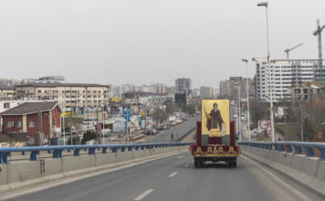 Cum să pupi de la distanță moaștele Sfântului Dimitrie cel Nou