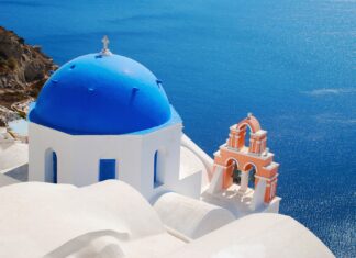 Insula Santorini, afectată de peste 200 de cutremure