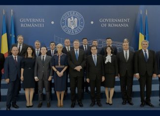 Afară-i vopsit peneleul, înăuntru rage leul