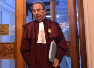 Dorneanu îi dă replica premierului. Sesizare la Comisia de la Veneția