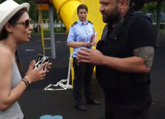 Vedetisme la locul de joacă: doi copii cu sindrom Down și un tată protector