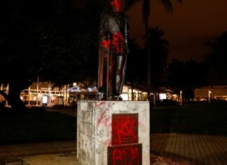 Dărâmăm statui, ștergem istoria, dar suntem corecți politic