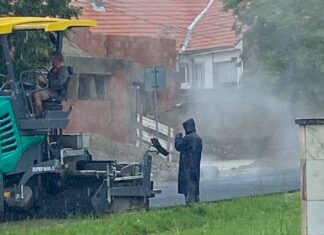 IREAL! În plină avertizare cod roșu de inundații, un primar a decis să asfalteze o stradă VIDEO