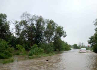 Cod roșu de inundații în Caraș-Severin, circulația oprită pe două drumuri naționale