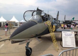 Avioane Craiova, fata bătrână scoasă la măritat IAR 93 Soim