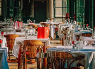 Premierul Orban, presat să deschidă restaurantele