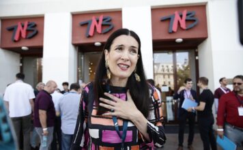 Clotilde Armand depune o plângere la Parchet și contestă acordarea de tablete în școli