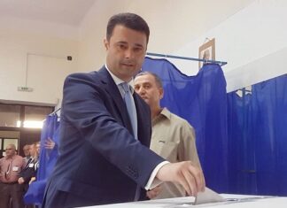 Florea se plimbă „ca Vodă prin lobodă” prin secțiile de votare (VIDEO) Daniel Florea - Foto sursazilei.ro-