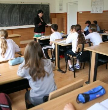 Proiect: Cadrele didactice, obligate să ia măsuri dacă văd că elevii sunt agresați în afara şcolii