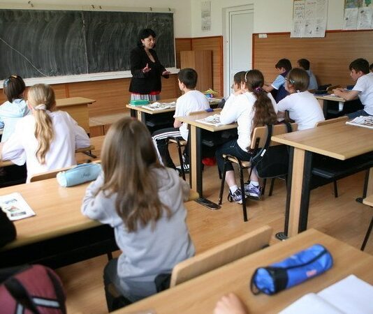 Elev agresat de o învățătoare în timpul orelor