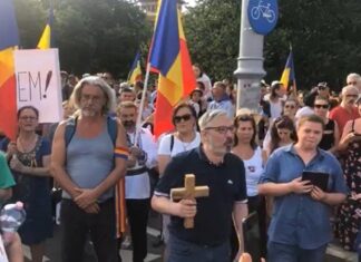 Sute de bucureșteni au protestat, fără mască, în fața Palatului Victoria