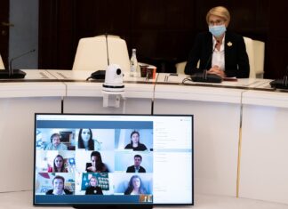 Sistemul de învățământ hibrid (50% școală fizică, 50% școală online) prinde contur