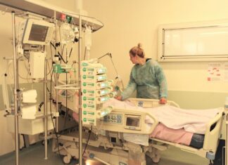 Adolescenta cu mâinile amputate în accidentul din Pașcani, își mișcă degetele