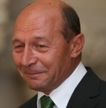 A trecut el prin furtuni, nu-l doboară un vaccin! Băsescu se oferă cobai