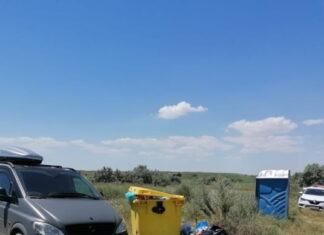 Mizerie, manele și mașini de lux pe plajele sălbatice românești