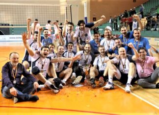 Sorin Strutinski a intrat în închisoare și, odata cu el, a fost condamnat la pieire și voleiul constănțean! Sorin Strutinschi (stânga, jos) și echipa de volei CV Tomis