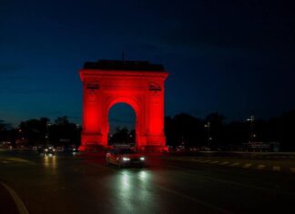 Arcul de Triumf și sediul Primăriei Capitalei, în „haine roșii”