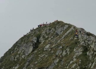 Un weekend la munte: avem un singur Vârf Moldoveanu și prea mulți turiști