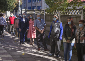 Primarul Galațiului, la „coadă” printre alegători