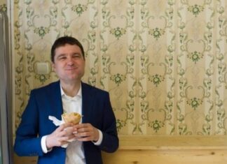 Deschide ușa, creștine, vine Nicușor la tine Nicușor Dan