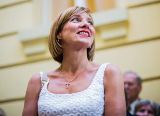 Carmen Iohannis nu se teme de coada de la urne Carmen Iohannis