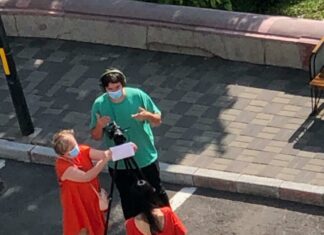 Clotilde Armand are nevoie de ajutor pentru a-și citi propriul discurs de pe foaie