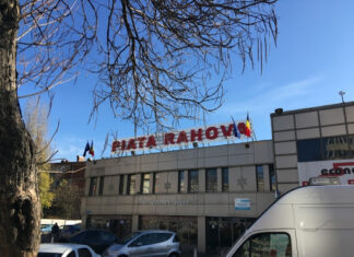 Piața Rahova, cea fără autorizații, pericol public. O porțiune din tavan, desprinsă