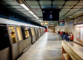 Panouri tactile pentru nevăzători montate în stațiile Metrorex