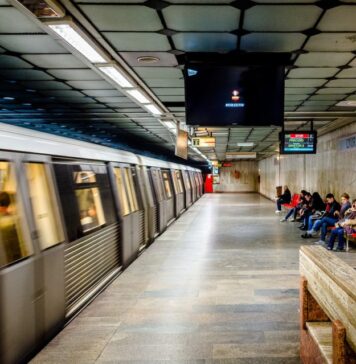 Fără spații comerciale la metrou, de luna viitoare