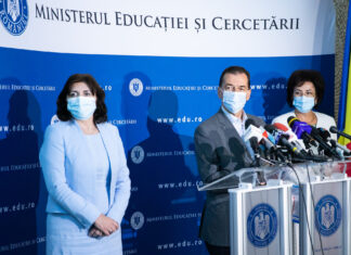 Premierul îi îndeamnă pe profesori să se adapteze prezentului
