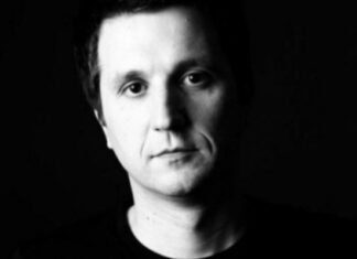 Andi Moisescu zâmbește amar: ”Am pierdut noţiunea de tată”